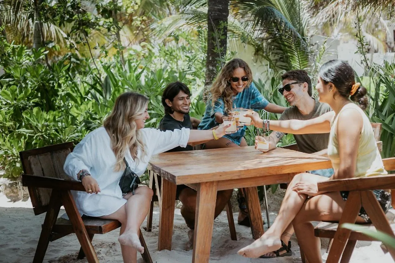 ****  Hotel Cabanas Los Lirios Tulum Messico
